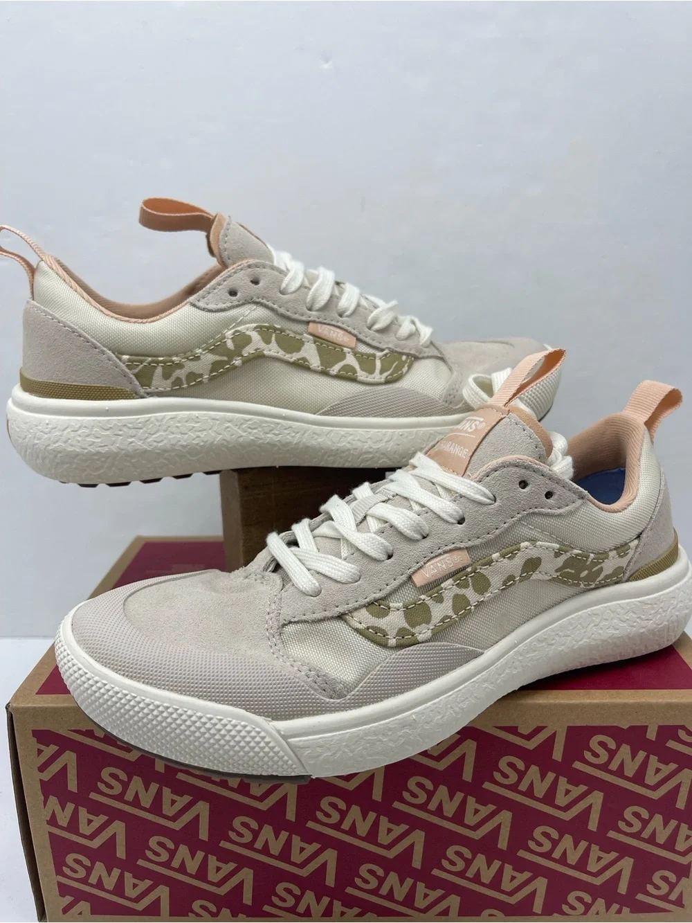 Vans WMNS Ultrarange Exo Se
Groovy Floral Khaki
VN0A4UWMKHK Sneakers - Picture 11 of 16